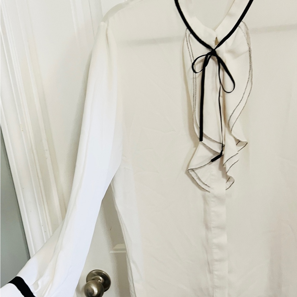 ❣️SALE❣️7th Ave Design Studio | Ivory Blouse w Black Trim | Size L | Trendy - Picture 4 of 6